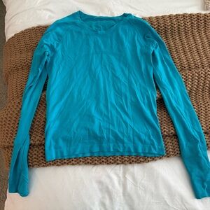 Lululemon Vibrant Teal Long Sleeve Work out Top. Size 6